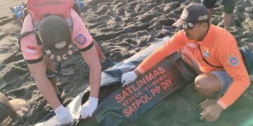 Tim SAR gabungan melakukan evakuasi korban terseret ombak dalam kondisi meninggal di Pantai Bugel, Kabupaten Kulon Progo, Senin (6/7/2026).