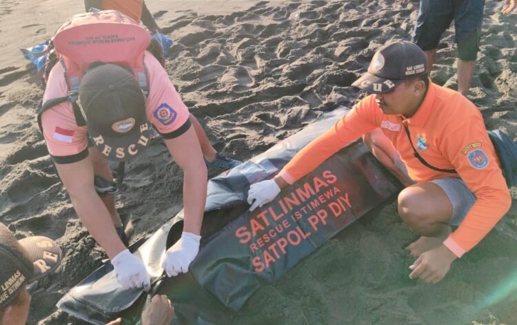 Tim SAR gabungan melakukan evakuasi korban terseret ombak dalam kondisi meninggal di Pantai Bugel, Kabupaten Kulon Progo, Senin (6/7/2026).