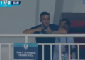 Tangkapan layar pelatih Timnas Indonesia John Herdman memantau laga skuad Garuda kontra Kamboja di tribun Stadion Pakansari Bogor, Senin (27/7/2026) malam