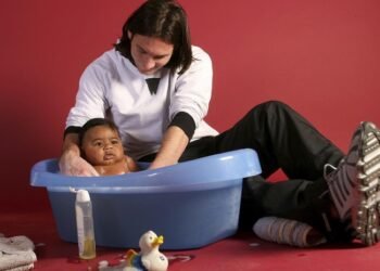 Lionel Messi muda saat memandikan bayi Lamine Yamal.
