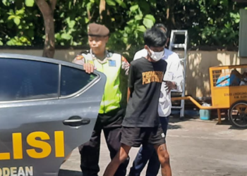 Polisi menggiring tersangka pencurian berankas di Godean, Sleman, DIY, Kamis (2/6/2026).
