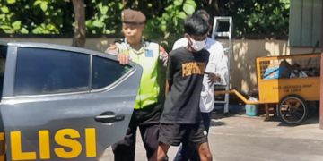 Polisi menggiring tersangka pencurian berankas di Godean, Sleman, DIY, Kamis (2/6/2026).