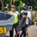 Polisi menggiring tersangka pencurian berankas di Godean, Sleman, DIY, Kamis (2/6/2026).