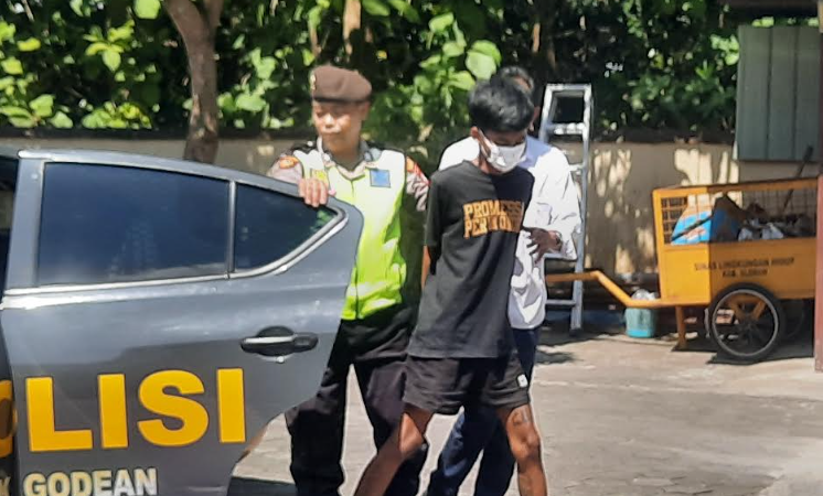 Polisi menggiring tersangka pencurian berankas di Godean, Sleman, DIY, Kamis (2/6/2026).