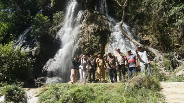Wakil Bupati Gunungkidul Joko Parwoto meninjau destinasi wisata air terjun Sri Gethuk di Playen