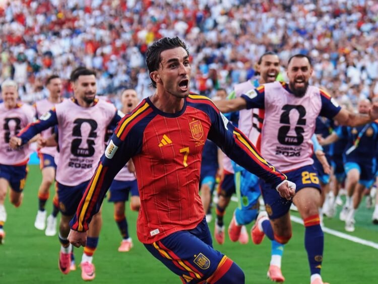 Pemain Timnas Spanyol, Ferran Torres, melakukan selebrasi usai mencetak gol ke gawwang Argentina di final Piala Dunia 2026.