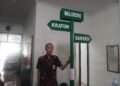 Kepala Seksi Pengendalian Operasional Satpol PP Kota Yogyakarta, Yudho Bangun Pamungkas, menunjukkan plang portabel milik oknum fotografer di Jalan Malioboro yang disita dan diamankan ke Kantor Satpol PP Kota Yogyakarta, Selasa (4/8/2026).