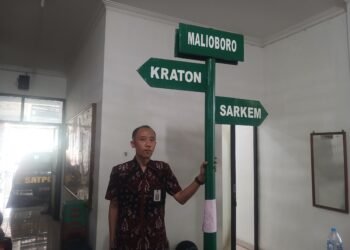 Kepala Seksi Pengendalian Operasional Satpol PP Kota Yogyakarta, Yudho Bangun Pamungkas, menunjukkan plang portabel milik oknum fotografer di Jalan Malioboro yang disita dan diamankan ke Kantor Satpol PP Kota Yogyakarta, Selasa (4/8/2026).