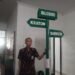 Kepala Seksi Pengendalian Operasional Satpol PP Kota Yogyakarta, Yudho Bangun Pamungkas, menunjukkan plang portabel milik oknum fotografer di Jalan Malioboro yang disita dan diamankan ke Kantor Satpol PP Kota Yogyakarta, Selasa (4/8/2026).