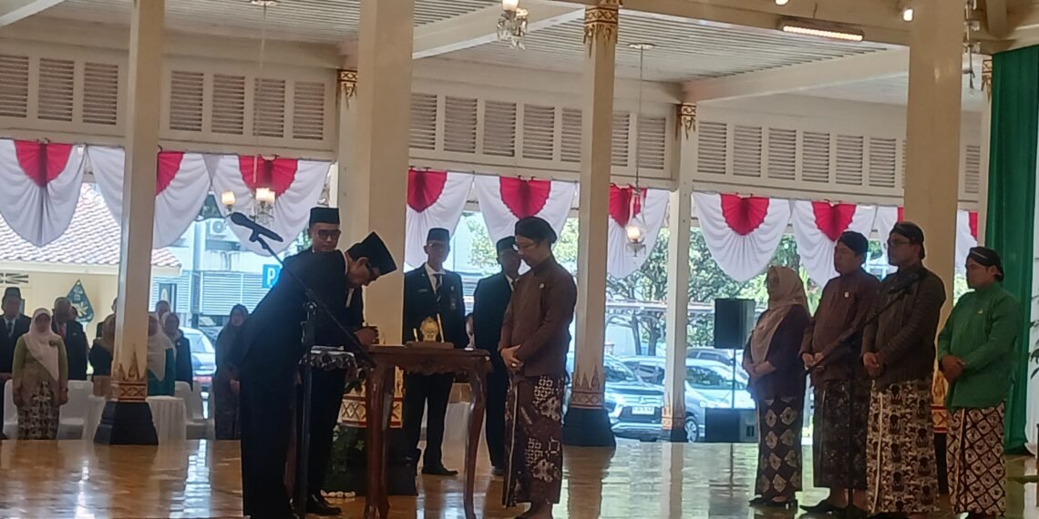 Gubernur DIY, Sri Sultan HB X, melantik sembilan Pejabat Pimpinan Tinggi Pratama di Bangsal Kepatihan, kompleks Kantor Gubernur DIY, pada Rabu (5/8/2026).