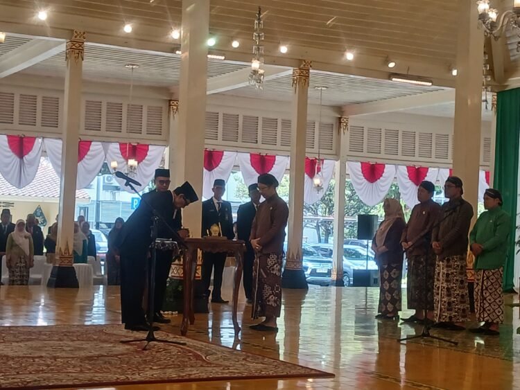 Gubernur DIY, Sri Sultan HB X, melantik sembilan Pejabat Pimpinan Tinggi Pratama di Bangsal Kepatihan, kompleks Kantor Gubernur DIY, pada Rabu (5/8/2026).
