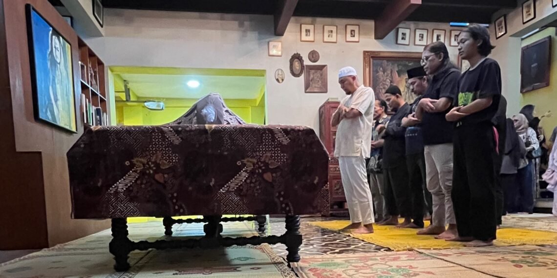 Sejumlah pelayat mendoakan jenazah seniman lukis Nasirun di rumah duka, Sabtu (1/8/2026).