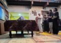 Sejumlah pelayat mendoakan jenazah seniman lukis Nasirun di rumah duka, Sabtu (1/8/2026).
