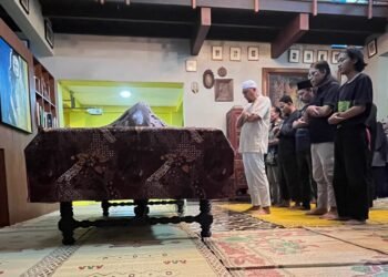Sejumlah pelayat mendoakan jenazah seniman lukis Nasirun di rumah duka, Sabtu (1/8/2026).