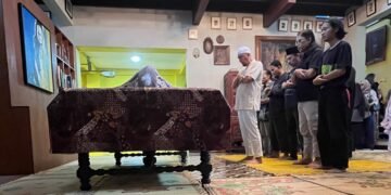 Sejumlah pelayat mendoakan jenazah seniman lukis Nasirun di rumah duka, Sabtu (1/8/2026).