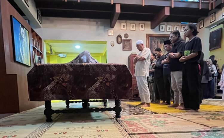 Sejumlah pelayat mendoakan jenazah seniman lukis Nasirun di rumah duka, Sabtu (1/8/2026).