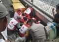 Anggota medis melakukan evakuasi jenazah pria lanjit usia yang tertemper di Timur Fly Over Janti, Caturtunggal, Depok, Sleman, DIY, Minggu (3/8/2026). (Polresta Sleman)