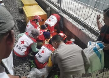 Anggota medis melakukan evakuasi jenazah pria lanjit usia yang tertemper di Timur Fly Over Janti, Caturtunggal, Depok, Sleman, DIY, Minggu (3/8/2026). (Polresta Sleman)