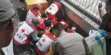 Anggota medis melakukan evakuasi jenazah pria lanjit usia yang tertemper di Timur Fly Over Janti, Caturtunggal, Depok, Sleman, DIY, Minggu (3/8/2026). (Polresta Sleman)