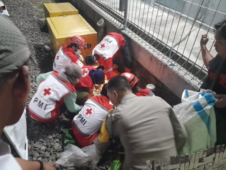 Anggota medis melakukan evakuasi jenazah pria lanjit usia yang tertemper di Timur Fly Over Janti, Caturtunggal, Depok, Sleman, DIY, Minggu (3/8/2026). (Polresta Sleman)