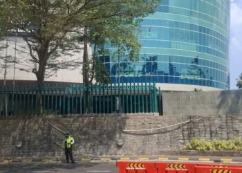 Sejumlah titik sekitar Pakuwon Mall dilakukan pemasangan pagar, Senin (3/7/2026).