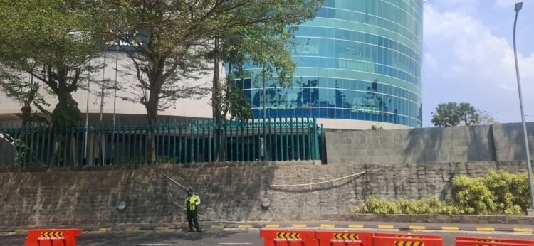 Sejumlah titik sekitar Pakuwon Mall dilakukan pemasangan pagar, Senin (3/7/2026).