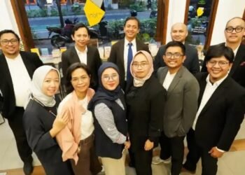 Para menteri yang terpilih dalam Kabinet Bayangan berfoto bersama seusai menggelar rapat perdananya, di Jakarta, Senin (27/7/2026).