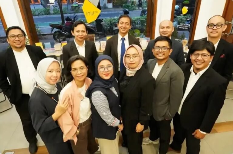 Para menteri yang terpilih dalam Kabinet Bayangan berfoto bersama seusai menggelar rapat perdananya, di Jakarta, Senin (27/7/2026).