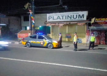 Polisi melakukan penyelidikan kekerasan jalanan di Jalan Laksda Adi Sucipto, Maguwoharjo, Sleman, DIY, Minggu (2/8/2026). (Polresta Sleman)