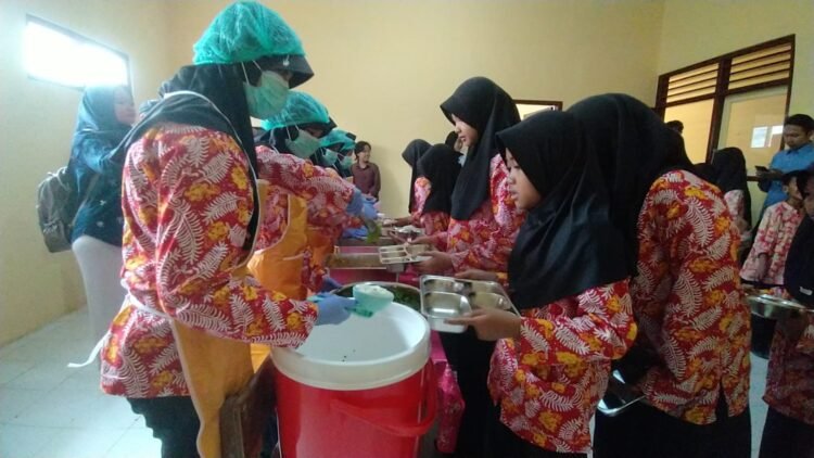 Baru Uji Coba, MBG Prasmanan Langsung Dikritik