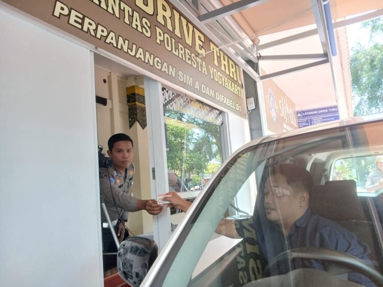 Layanan SIM Drive Thru Hanya Lima Menit