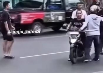 Curiga Istri Punya PIL, Pria Bersajam Datangi Warung Soto